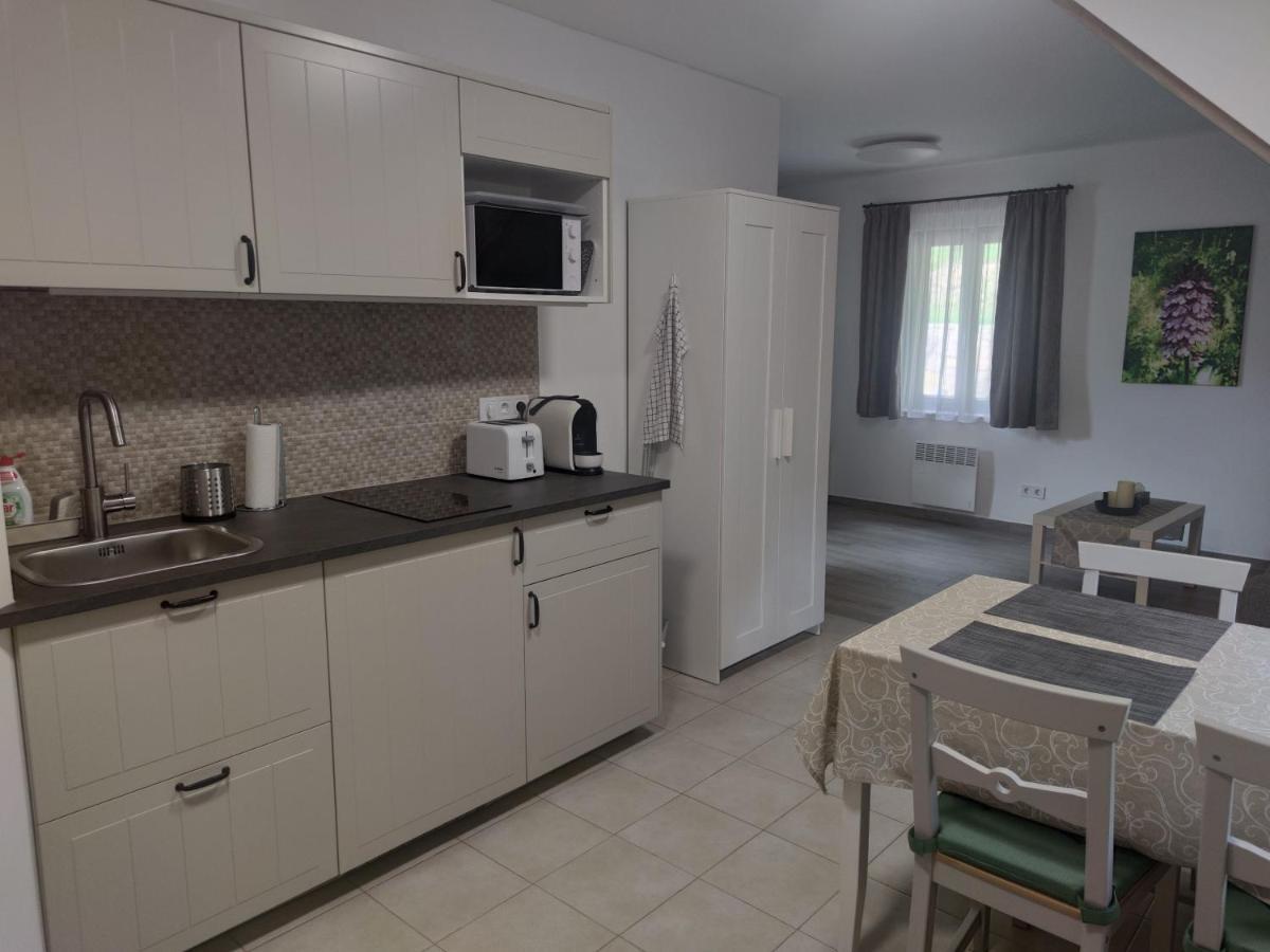 Kosbor Vendeghaz Apartment Monoszlo Екстериор снимка