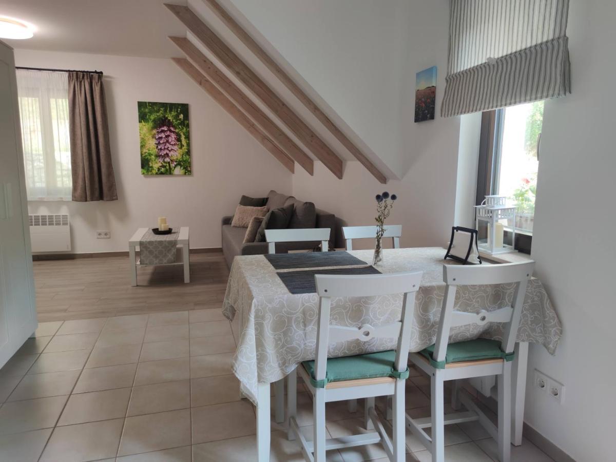 Kosbor Vendeghaz Apartment Monoszlo Екстериор снимка