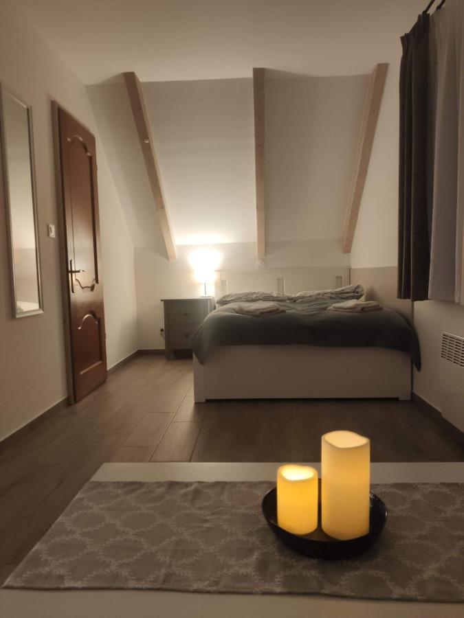 Kosbor Vendeghaz Apartment Monoszlo Екстериор снимка